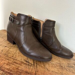 UNISA Brown Faux Leather Ankle Boots Side Zip Buckle Women's 8 Great preworn con